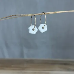Boucles d'oreilles en porcelaine, façonnées et peintes à la main