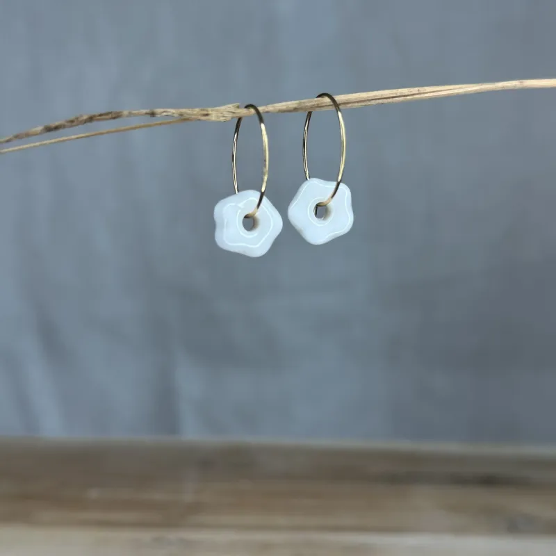Boucles d'oreilles en porcelaine, façonnées et peintes à la main