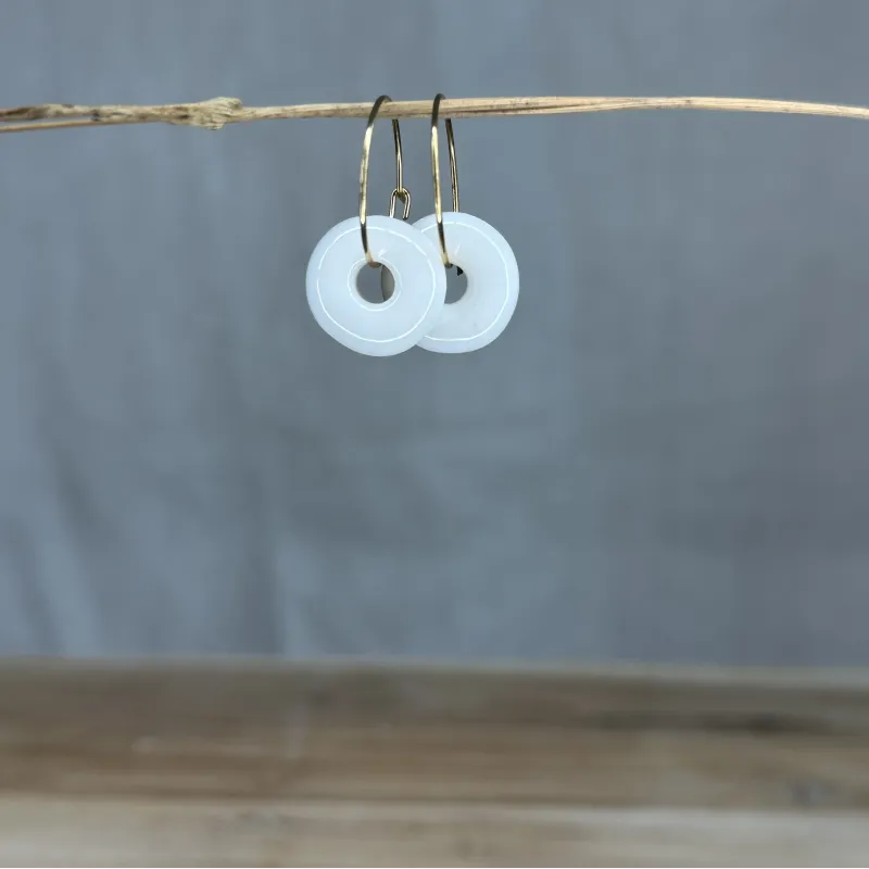 Boucles d'oreilles en porcelaine, façonnées et peintes à la main