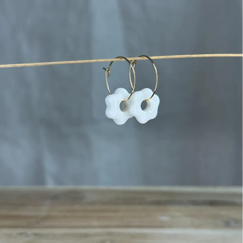 Boucles d'oreilles en porcelaine, façonnées et peintes à la main