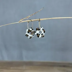 Boucles d'oreilles léopard en grès blanc émaillé, façonnées et peintes à la main