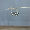 Boucles d'oreilles léopard en grès blanc émaillé, façonnées et peintes à la main