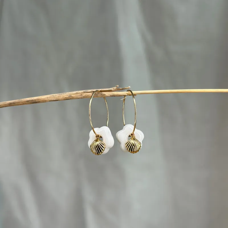 Boucles d'oreilles en porcelaine, façonnées et peintes à la main