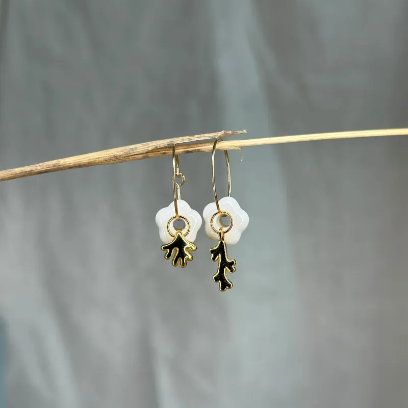 Boucles d'oreilles en porcelaine, façonnées et peintes à la main