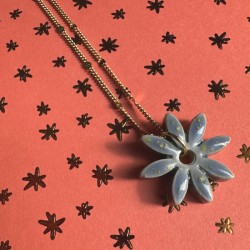 Collier fleur bleue en grès émaillé, fait main