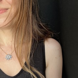 Collier fleur bleue en grès émaillé, fait main