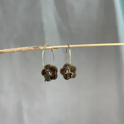 Boucles d'oreilles mini fleurs kaki - étoiles dorées asymétriques