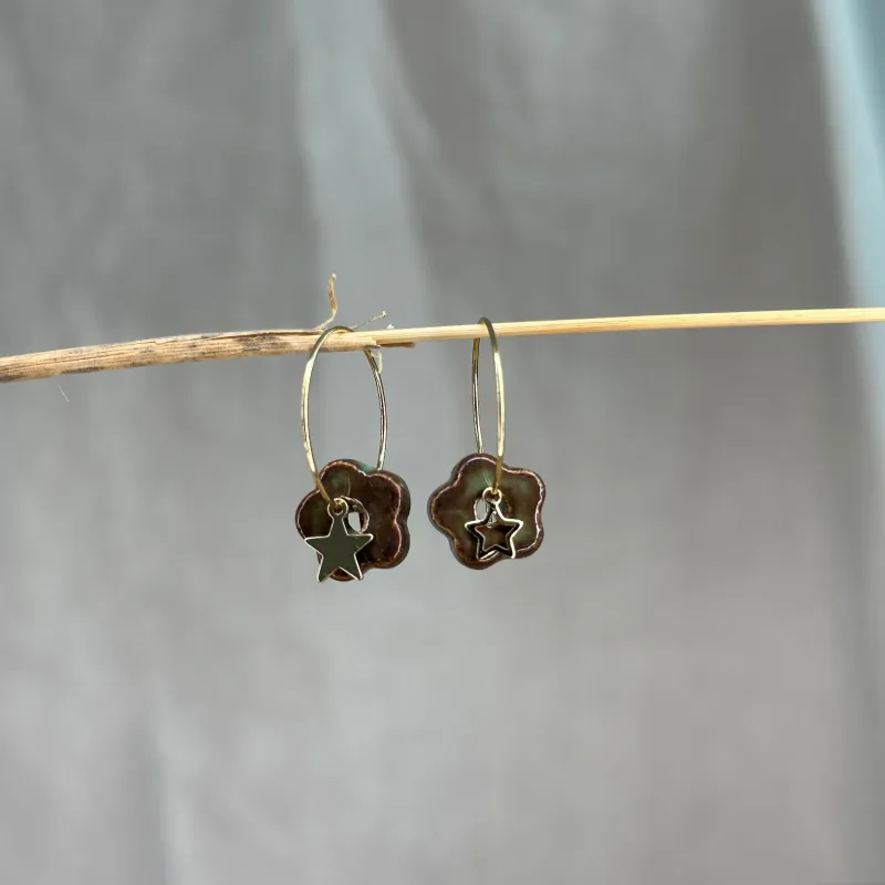 Boucles d'oreilles mini fleurs kaki - étoiles dorées asymétriques