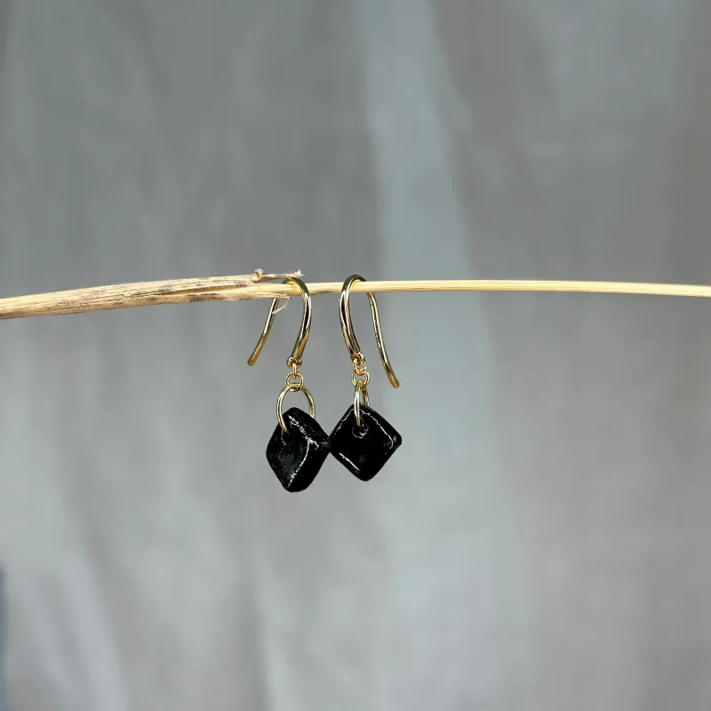 Boucles d'oreilles mini losanges noirs