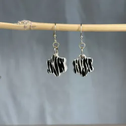 Boucles d'oreilles Manon en grès blanc émaillé, façonnées et peintes à la main