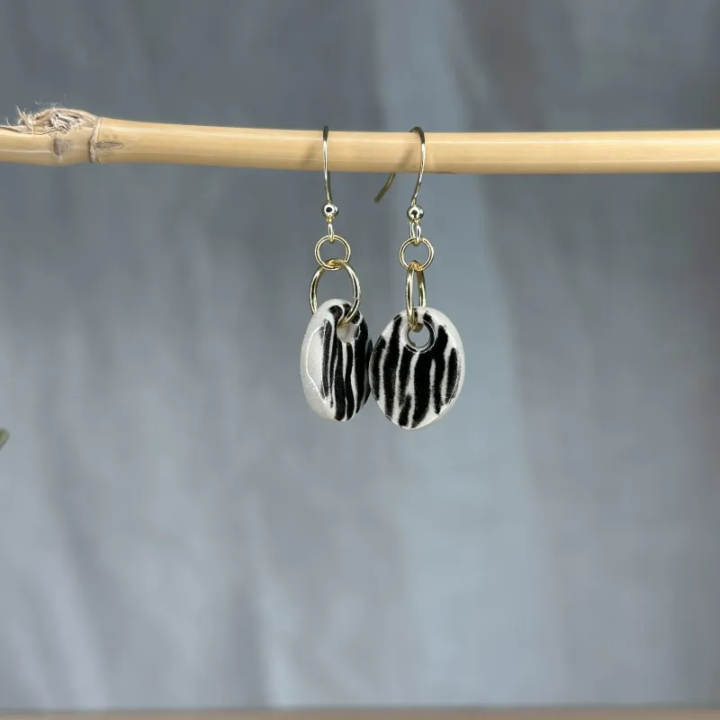 Boucles d'oreilles zébrées Louise en grès blanc émaillé, façonnées et peintes à la main
