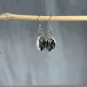 Boucles d'oreilles zébrées Louise en grès blanc émaillé, façonnées et peintes à la main