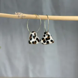 Boucles d'oreilles léopard Léa en grès blanc émaillé, façonnées et peintes à la main