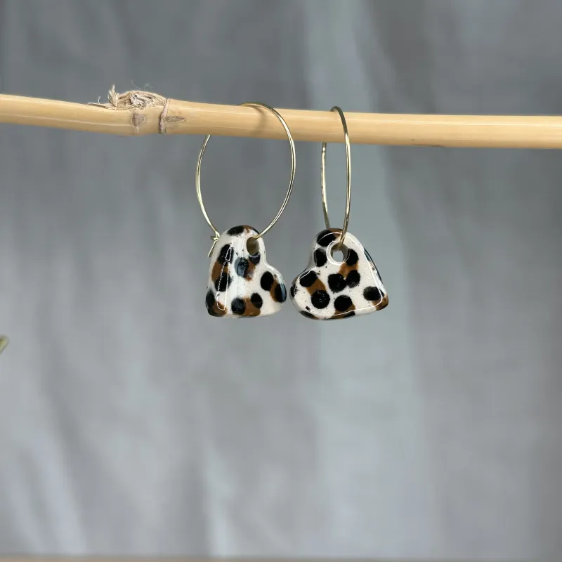 Boucles d'oreilles léopard Léa en grès blanc émaillé, façonnées et peintes à la main