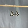 Boucles d'oreilles léopard Léa en grès blanc émaillé, façonnées et peintes à la main