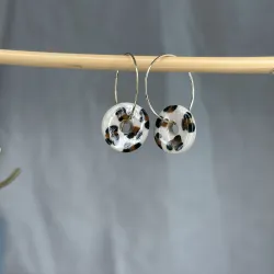 Boucles d'oreilles léopard en grès blanc émaillé, façonnées et peintes à la main