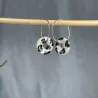 Boucles d'oreilles léopard en grès blanc émaillé, façonnées et peintes à la main