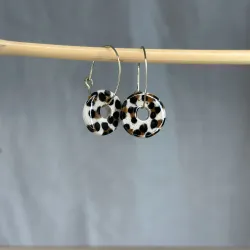 Boucles d'oreilles léopard en grès blanc émaillé, façonnées et peintes à la main