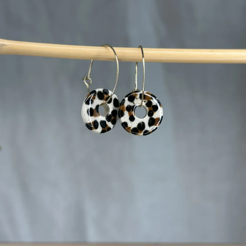Boucles d'oreilles léopard en grès blanc émaillé, façonnées et peintes à la main