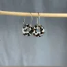 Boucles d'oreilles léopard en grès blanc émaillé, façonnées et peintes à la main