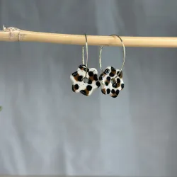 Boucles d'oreilles léopard en grès blanc émaillé, façonnées et peintes à la main