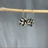 Boucles d'oreilles léopard en grès blanc émaillé, façonnées et peintes à la main
