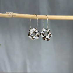 Boucles d'oreilles léopard en grès blanc émaillé, façonnées et peintes à la main