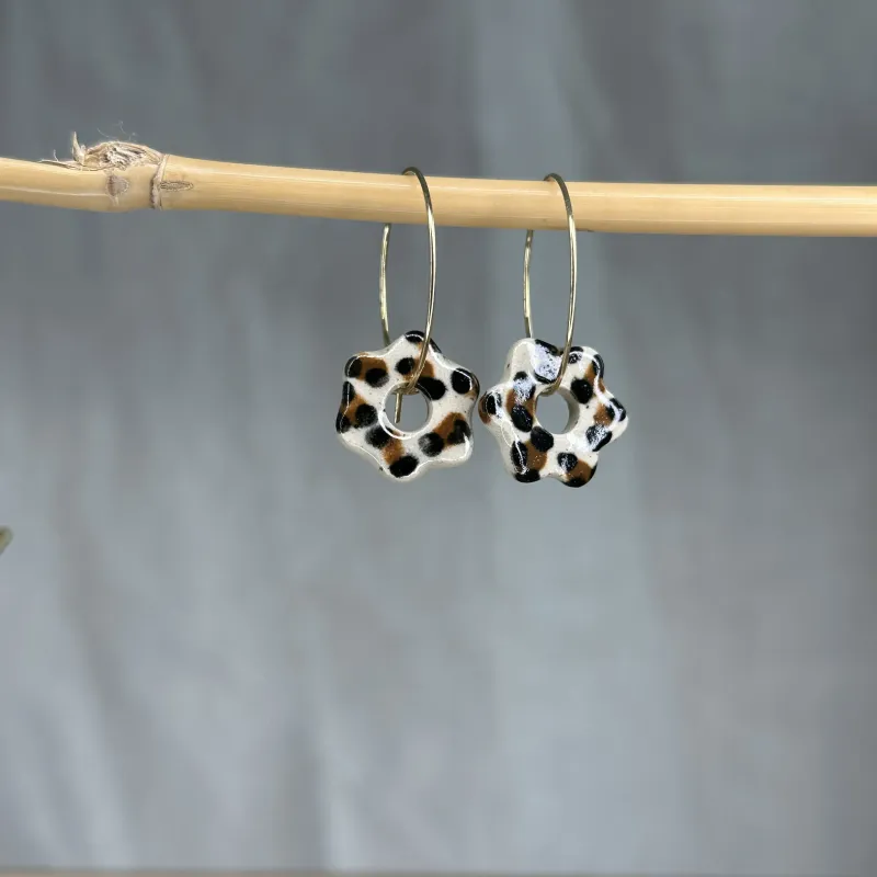 Boucles d'oreilles léopard en grès blanc émaillé, façonnées et peintes à la main