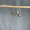 Boucles d'oreilles léopard en grès blanc émaillé, façonnées et peintes à la main