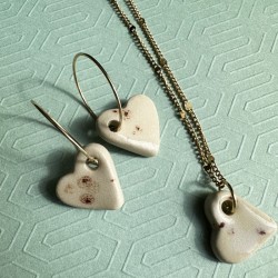 Parure cœur beige en grès blanc émaillé, faite main