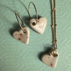 Parure cœur beige en grès blanc émaillé, faite main