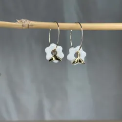 Boucles d'oreilles en porcelaine, façonnées et peintes à la main