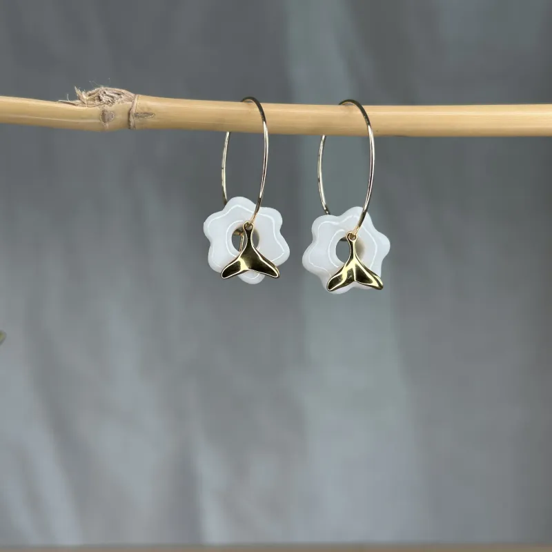 Boucles d'oreilles en porcelaine, façonnées et peintes à la main