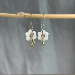 Boucles d'oreilles en porcelaine, façonnées et peintes à la main