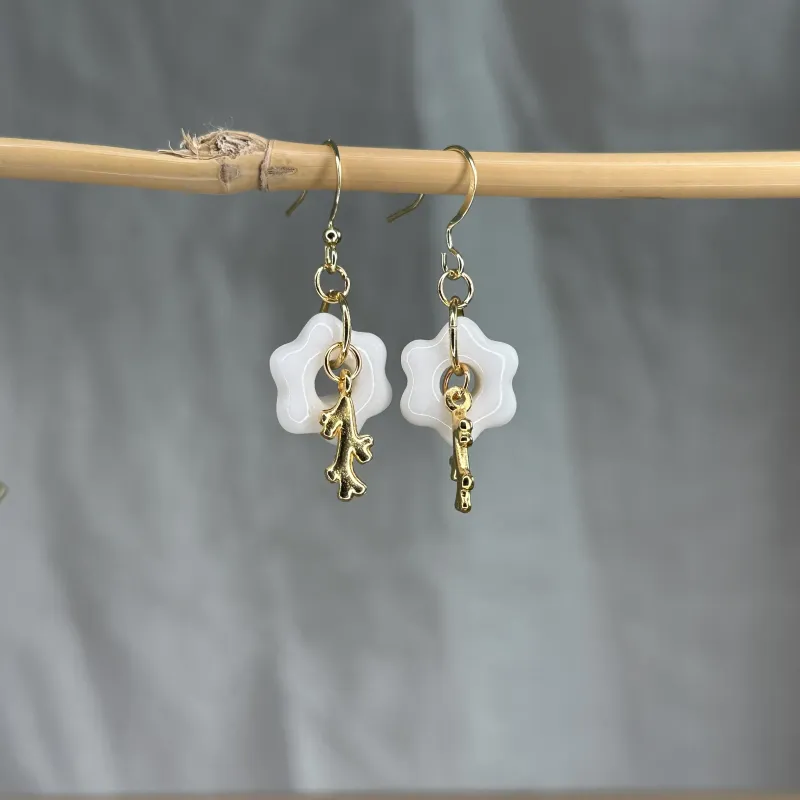 Boucles d'oreilles en porcelaine, façonnées et peintes à la main