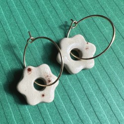 Boucles d'oreilles Alba en grès blanc émaillé, faites main