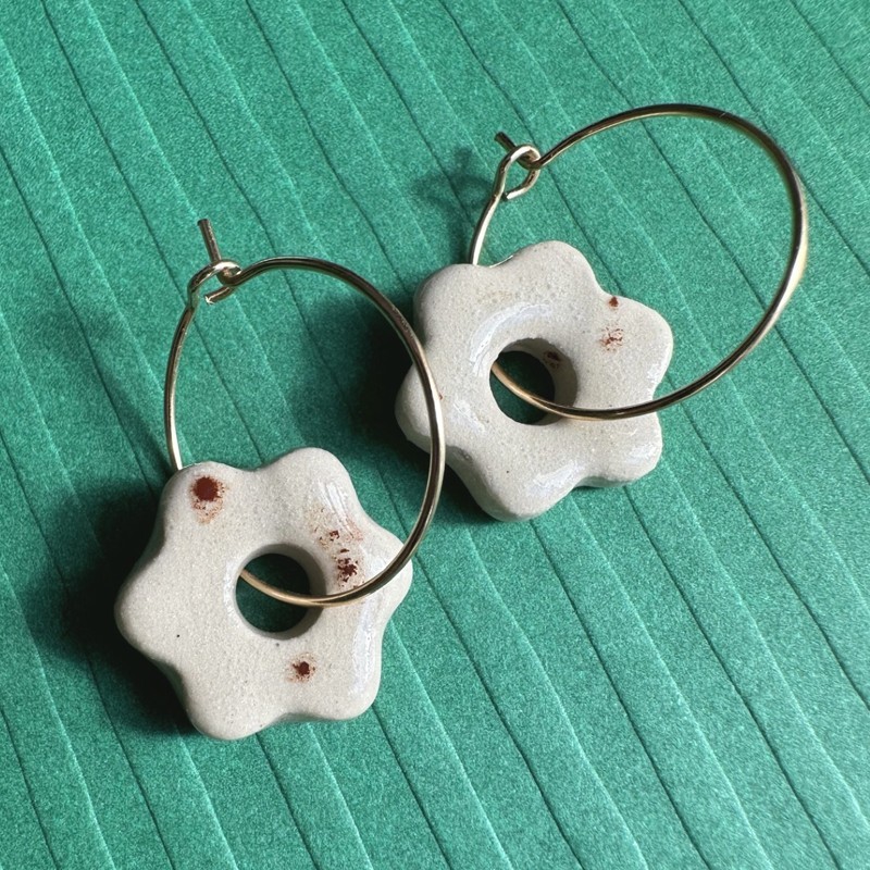 Boucles d'oreilles Alba en grès blanc émaillé, faites main Boucles d'oreilles Alba en grès blanc émaillé, faites main