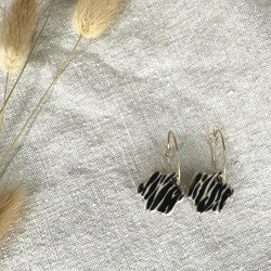 Boucles d'oreilles Manon en grès blanc émaillé, façonnées et peintes à la main