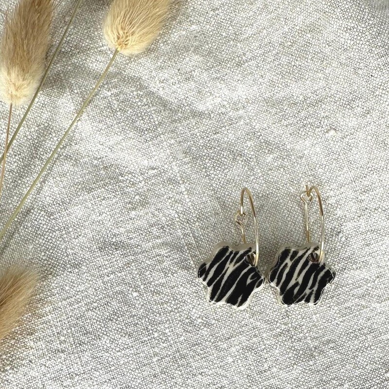 Boucles d'oreilles Manon en grès blanc émaillé, façonnées et peintes à la main Boucles d'oreilles Manon en grès blanc émaillé, façonnées et peintes à la main