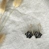 Boucles d'oreilles Manon en grès blanc émaillé, façonnées et peintes à la main