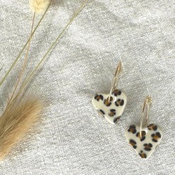 Boucles d'oreilles léopard Léa en grès blanc émaillé, façonnées et peintes à la main