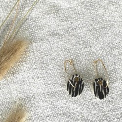 Boucles d'oreilles zébrées Louise en grès blanc émaillé, façonnées et peintes à la main