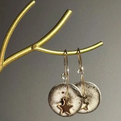 Boucles d'oreilles en grès noir émaillé et plaqué or, façonnées et émaillées à la main