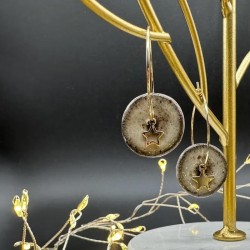 Boucles d'oreilles en grès noir émaillé et plaqué or, façonnées et émaillées à la main