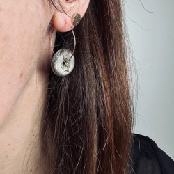 Boucles d'oreilles en grès noir émaillé et plaqué or, façonnées et émaillées à la main