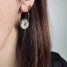 Boucles d'oreilles en grès noir émaillé et plaqué or, façonnées et émaillées à la main