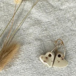 Boucles d'oreilles Cœur Beige en grès blanc émaillé, faites main