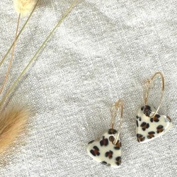 Boucles d'oreilles léopard Léa en grès blanc émaillé, façonnées et peintes à la main