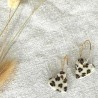 Boucles d'oreilles léopard Léa en grès blanc émaillé, façonnées et peintes à la main