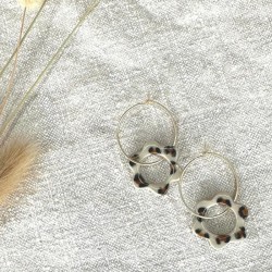 Boucles d'oreilles léopard Chloé en grès blanc émaillé, façonnées et peintes à la main